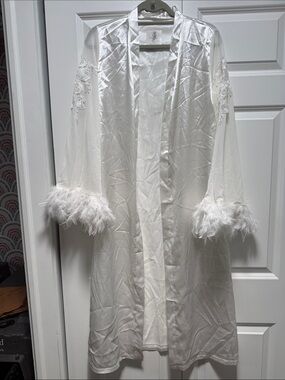 Elegant White Feather-Trim Robe